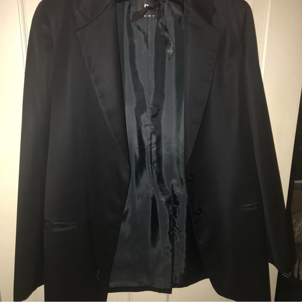 D by DNKY black blazer 2 hidden buttons in front and 2 pockets size 6.